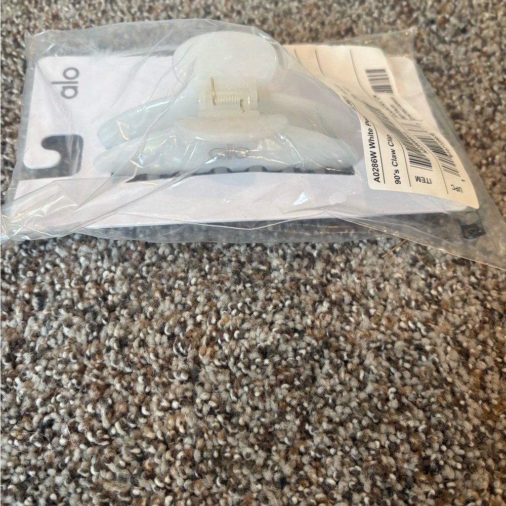 ALO Yoga 90s white pearl hair claw clip nwt brand new White Hair Clip - Picture 2 of 6